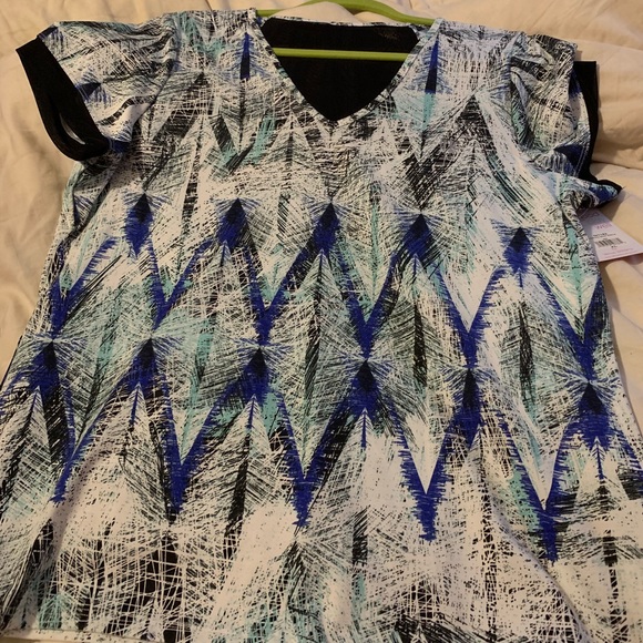 Tennis T-shirt with black mesh back. - Picture 2 of 2